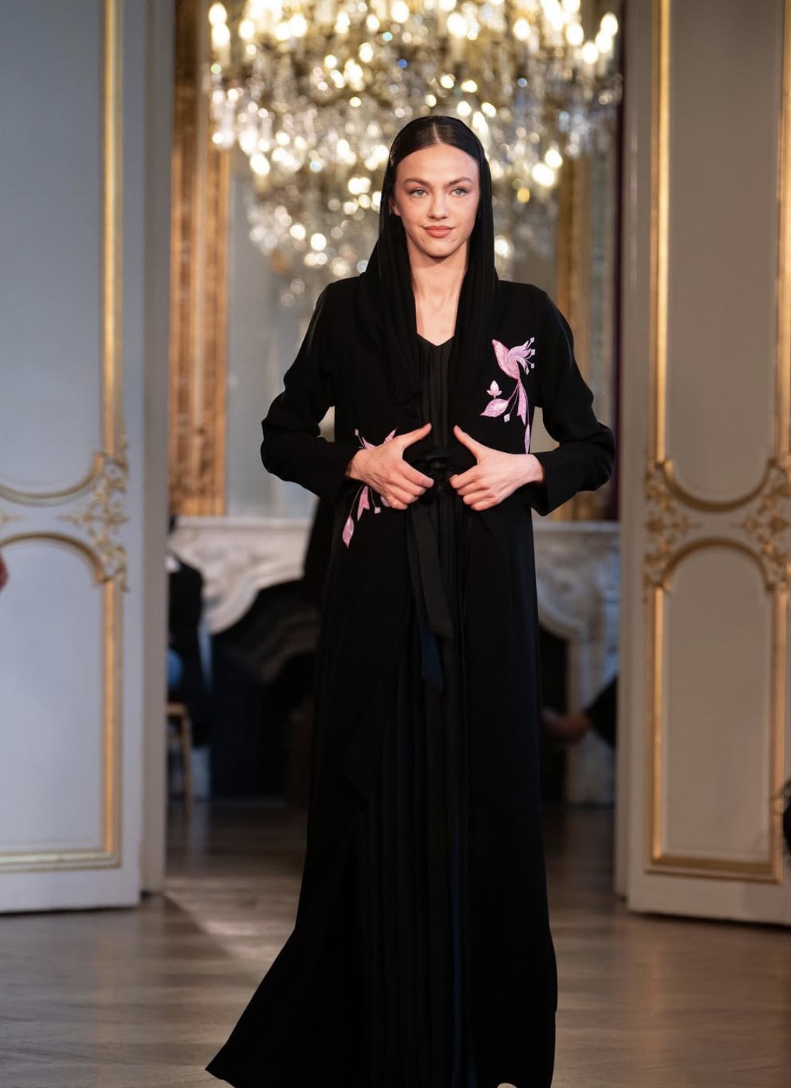 عباءة من العلامة Hindami على المنصة في باريس ضمن أسبوع الأزياء المحتشمة 