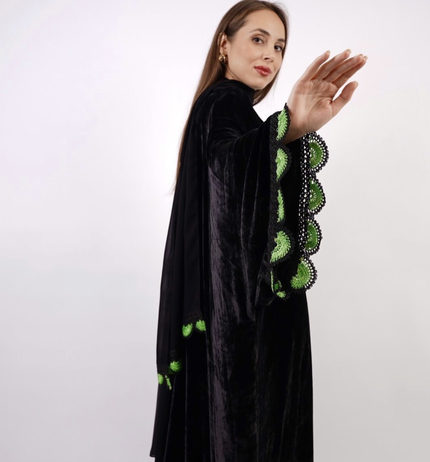 عباءة من العلامة Luna Abayas مخمل مع أكمام من الكروشيه