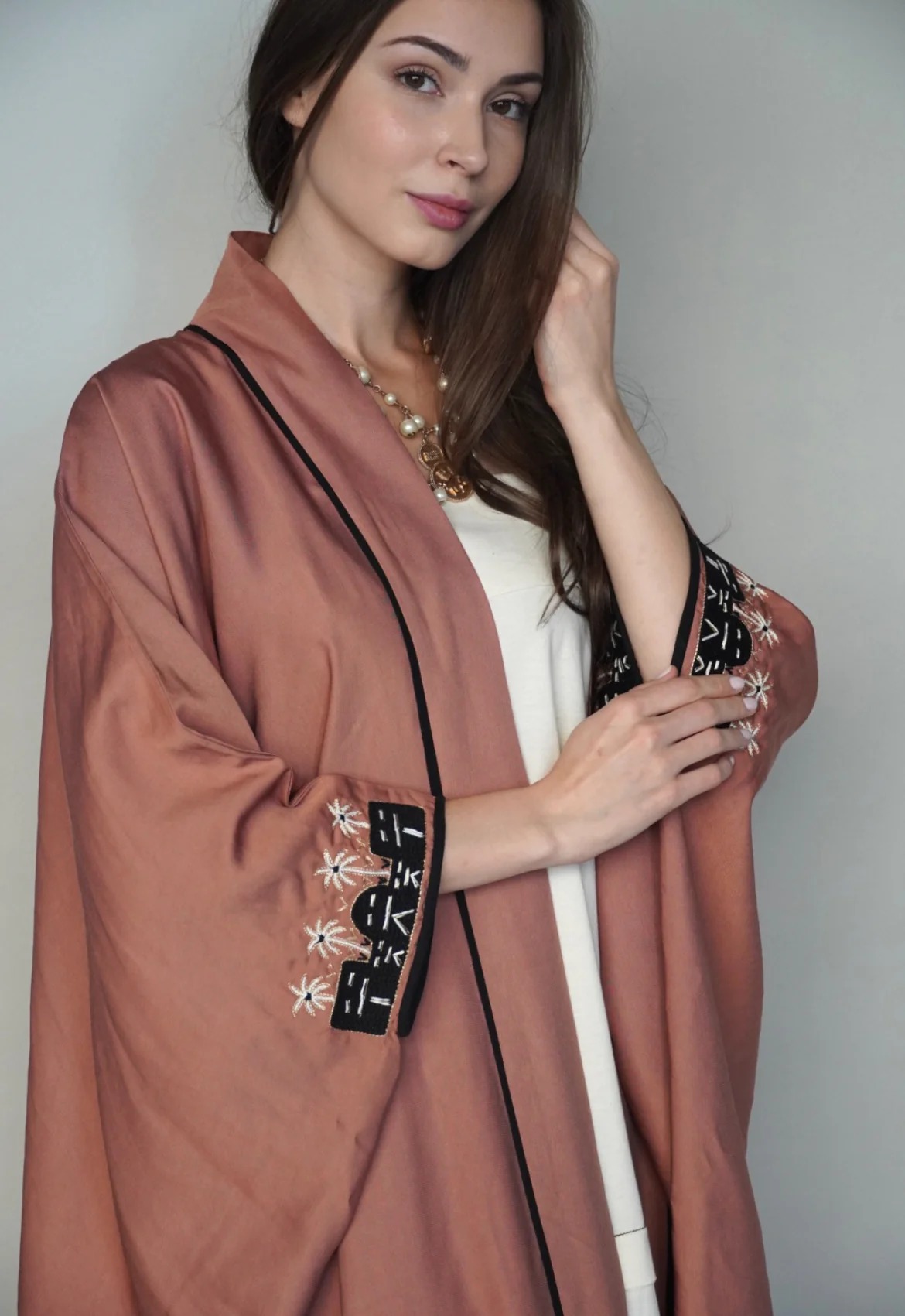 عباءة من العلامة Nakhlah