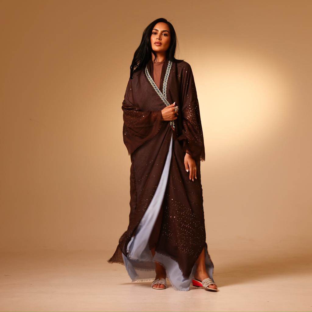 عباءة من اللونين البني والأزرق السماوي من تصاميم العلامة Ziya Wear