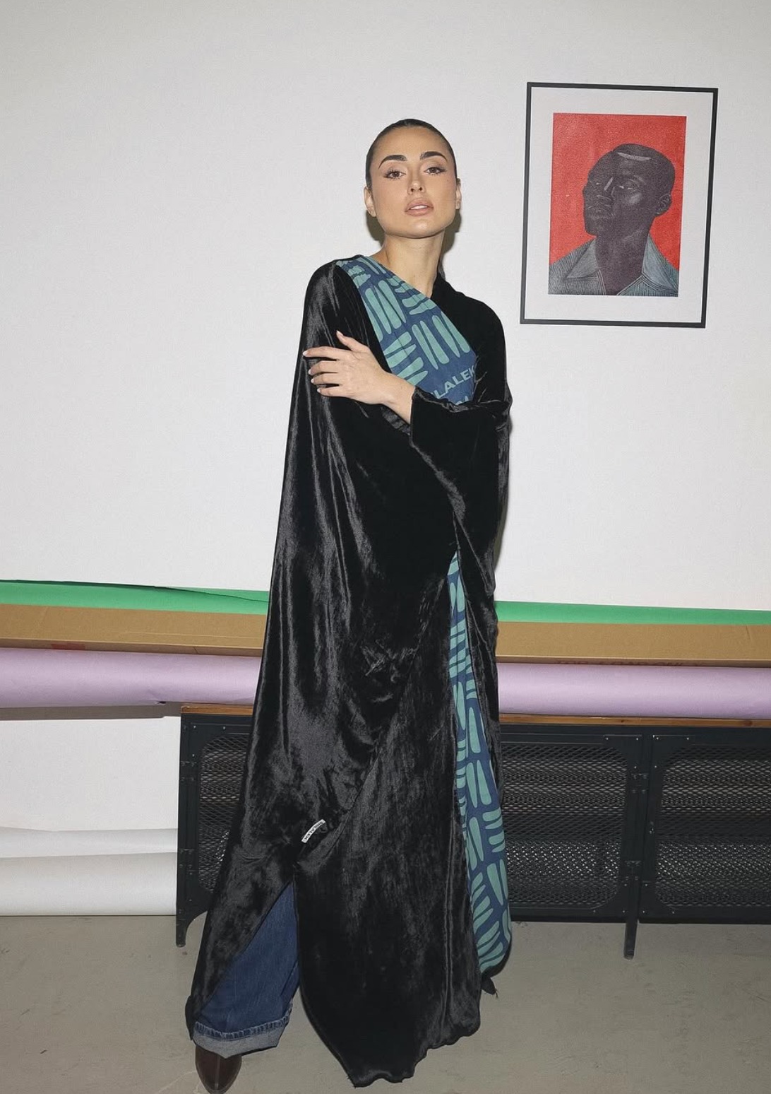 عباءة من المخمل الحريري مع طبعة العلامة الخاصة Shilalek