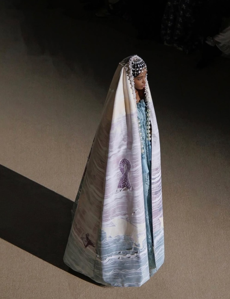 عباءة من تصميم وعد العقيلي ضمن أسبوع الأزياء في الرياض