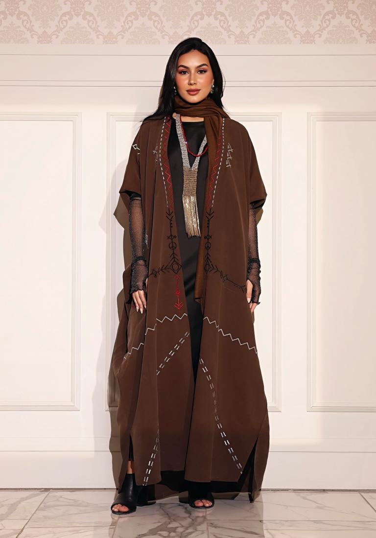 عباءة Muse باللون البني مع التطريز والأكمام المفصلة وهي أبرز تصاميم العلامة Ziya Wear