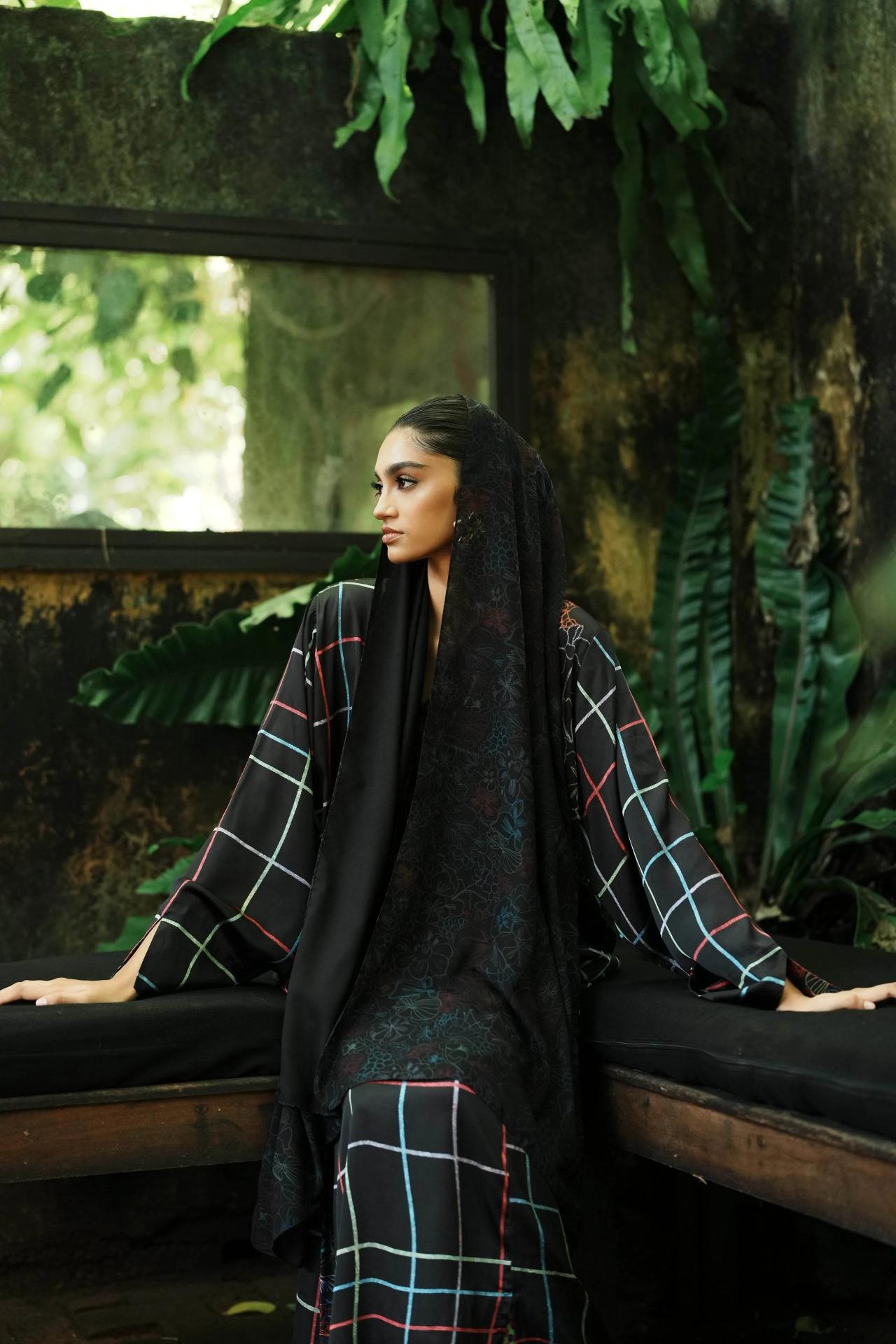 عباءة The Blooming Field من العلامة PRNTCODE