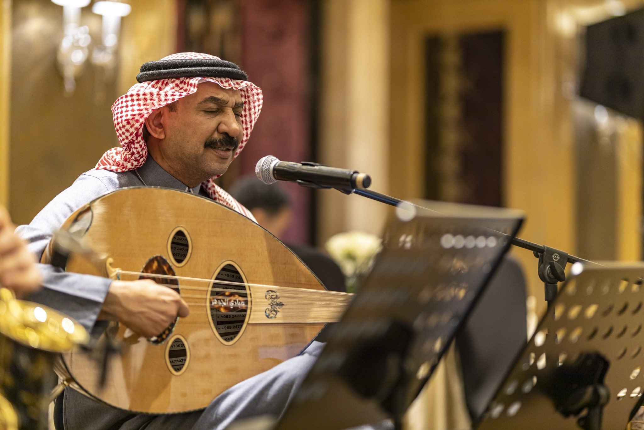عبادي الجوهر يبكي على مسرحه بجدة