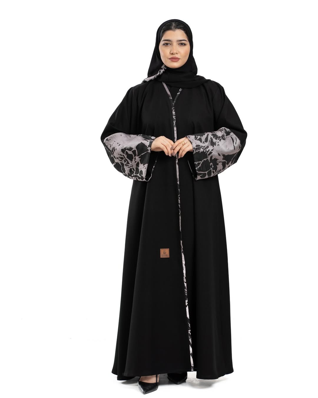 عباية باللون الأسود مع تفاصيل على Eleen abayaالأكمام من