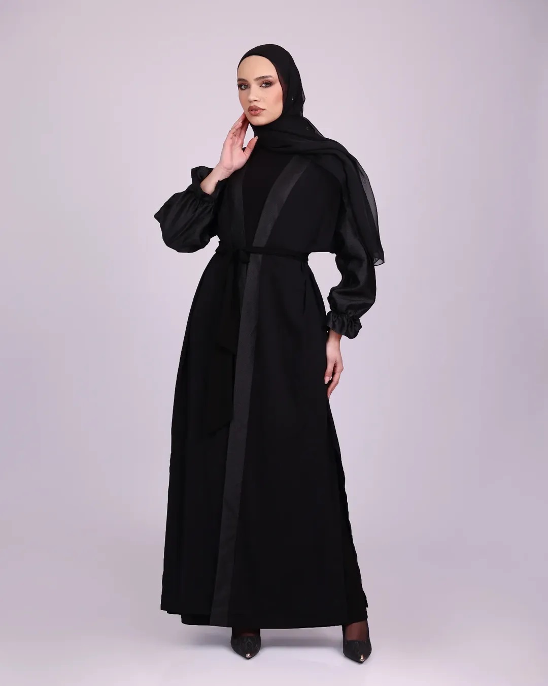 عباية باللون الأسود مع حزام من أصيل