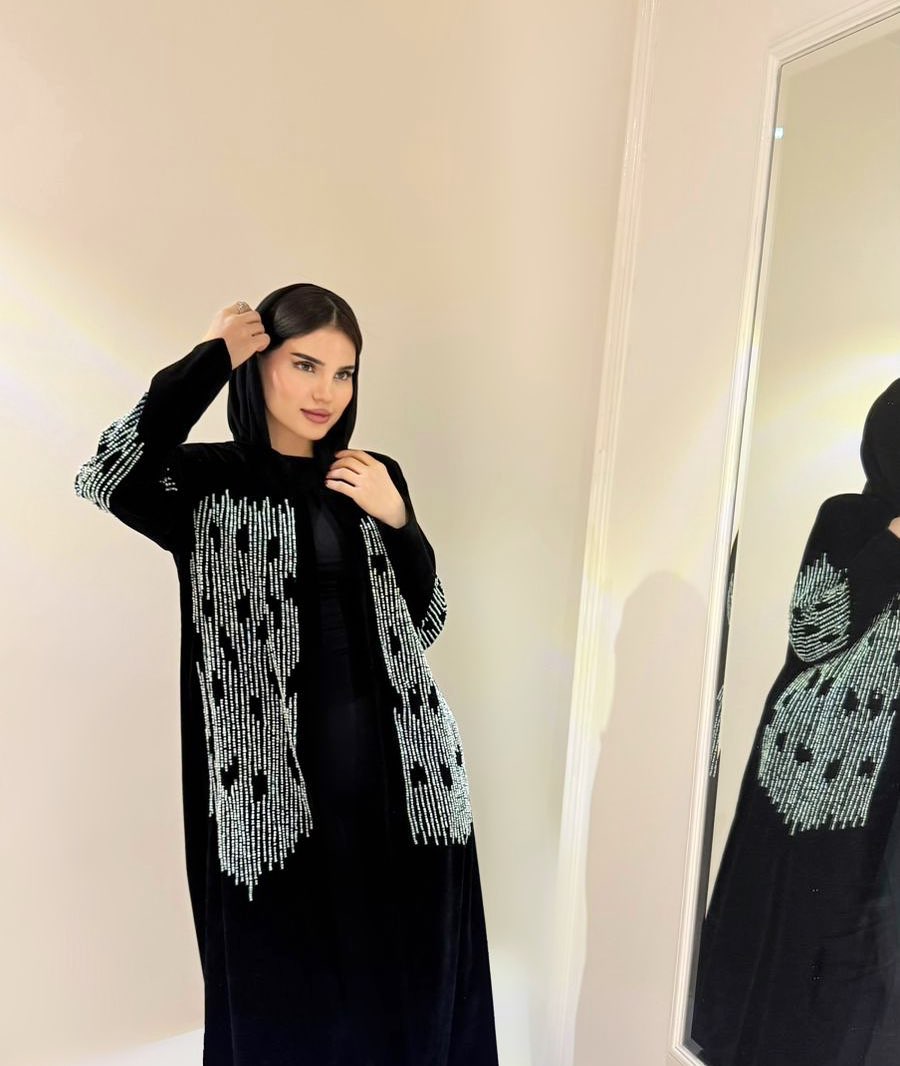 عباية سوداء مطرزة بحبات باللون الفضي من The Twins