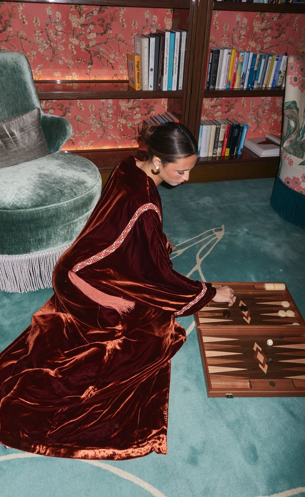 عباية مخملية من علامة SILA، من مجموعة Frames of Grace