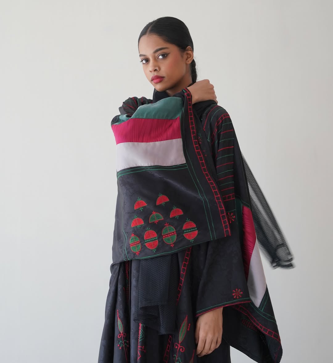 عباية مستوحاة من الثوب المتفت النجدي من ACH