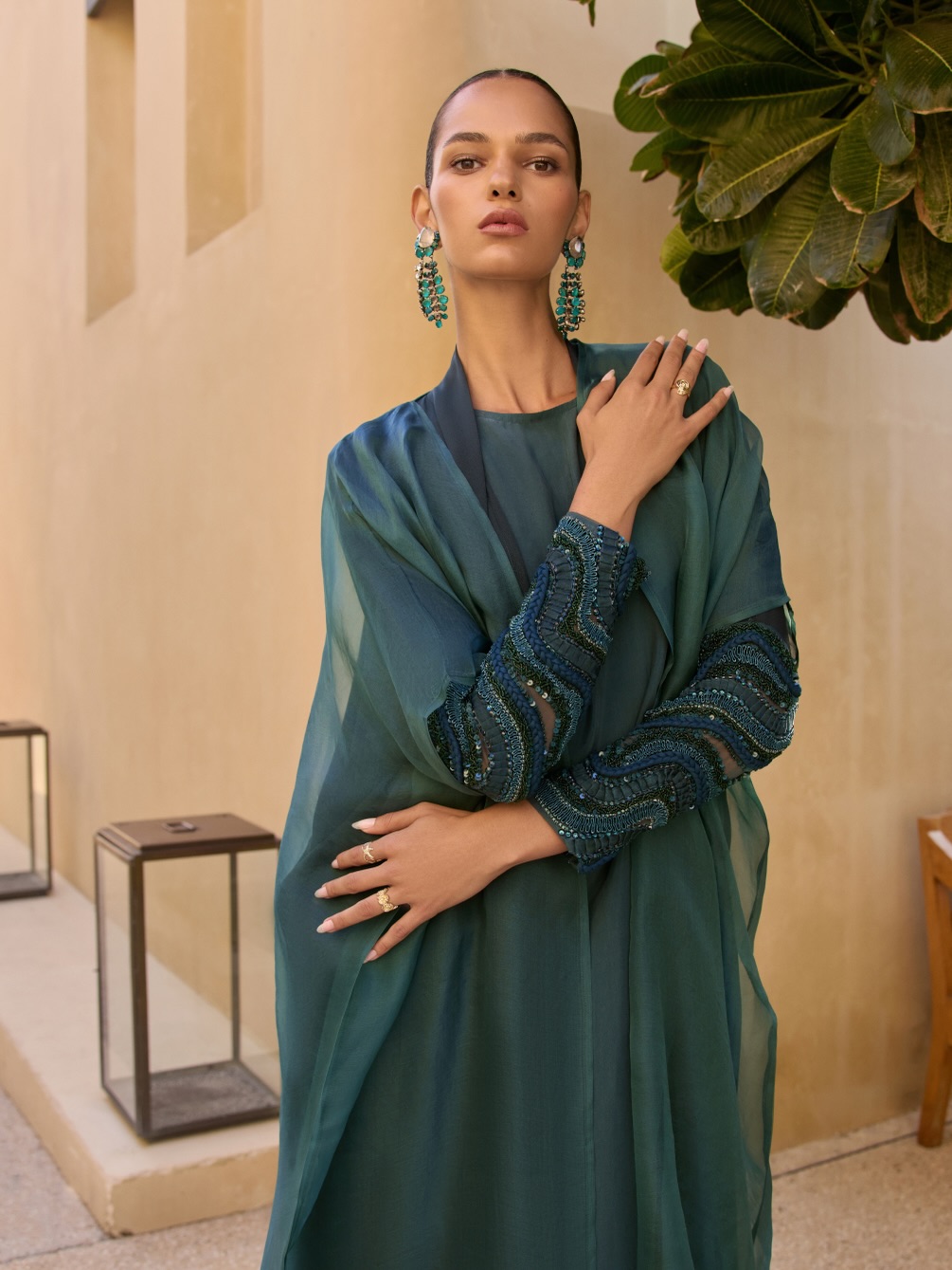 عباية من تصميم DAL بأورغانزا وتفاصيل مطرزة