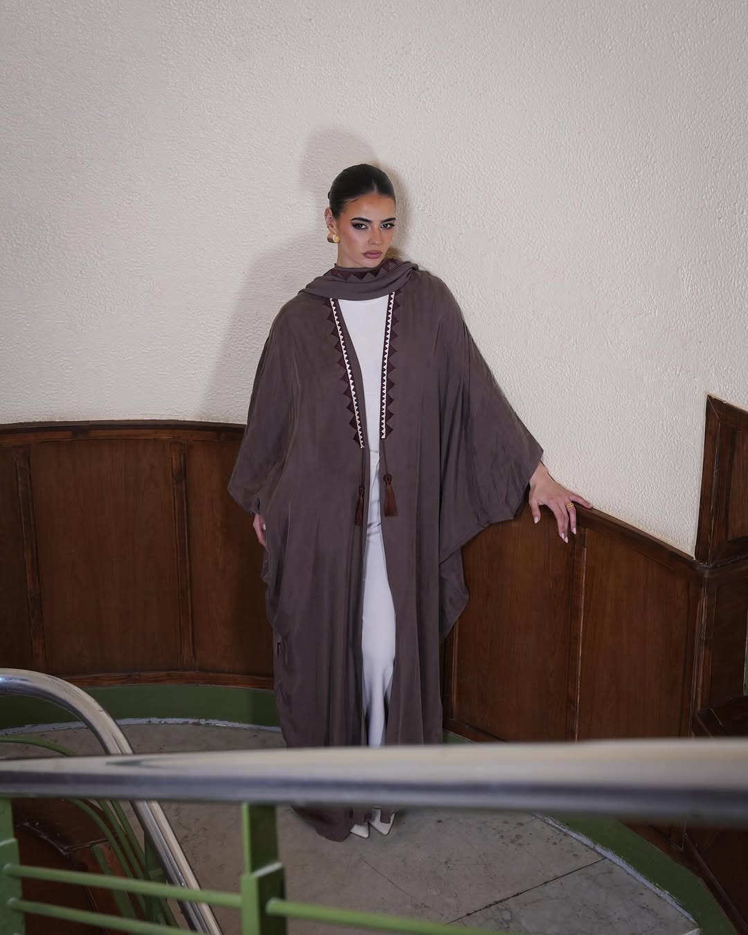 عباية من تصميم GHAID ALBUHAIRI بتطريز هندسي