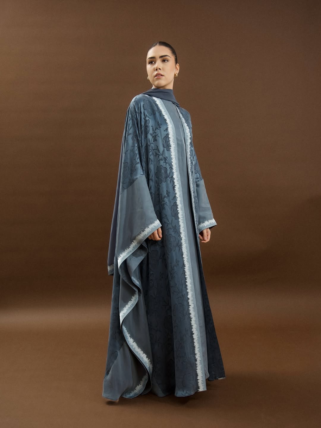 عباية من تصميم Legacy باللون الأزرق الهادئ