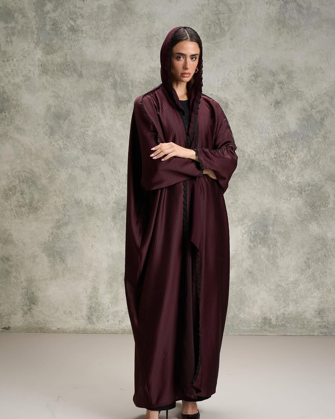 عباية من تصميم Three679 بتفاصيل كروشيه ناعمة