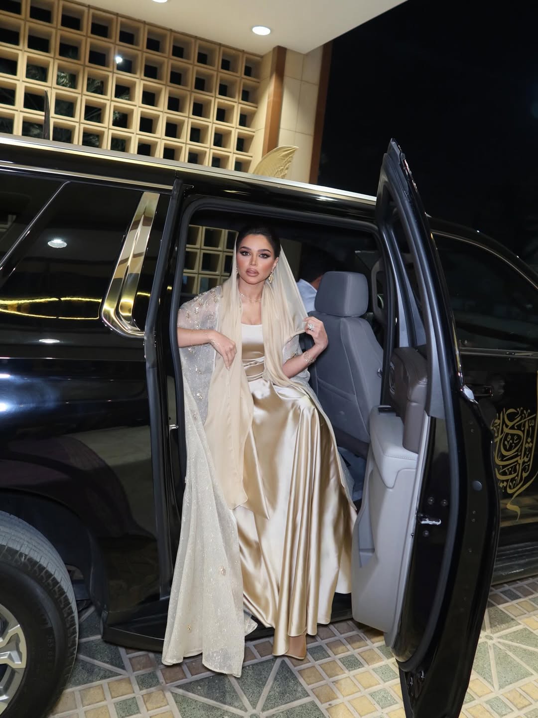 عباية نهي نبيل زينت بشريط حريري في الفتحة الأمامية