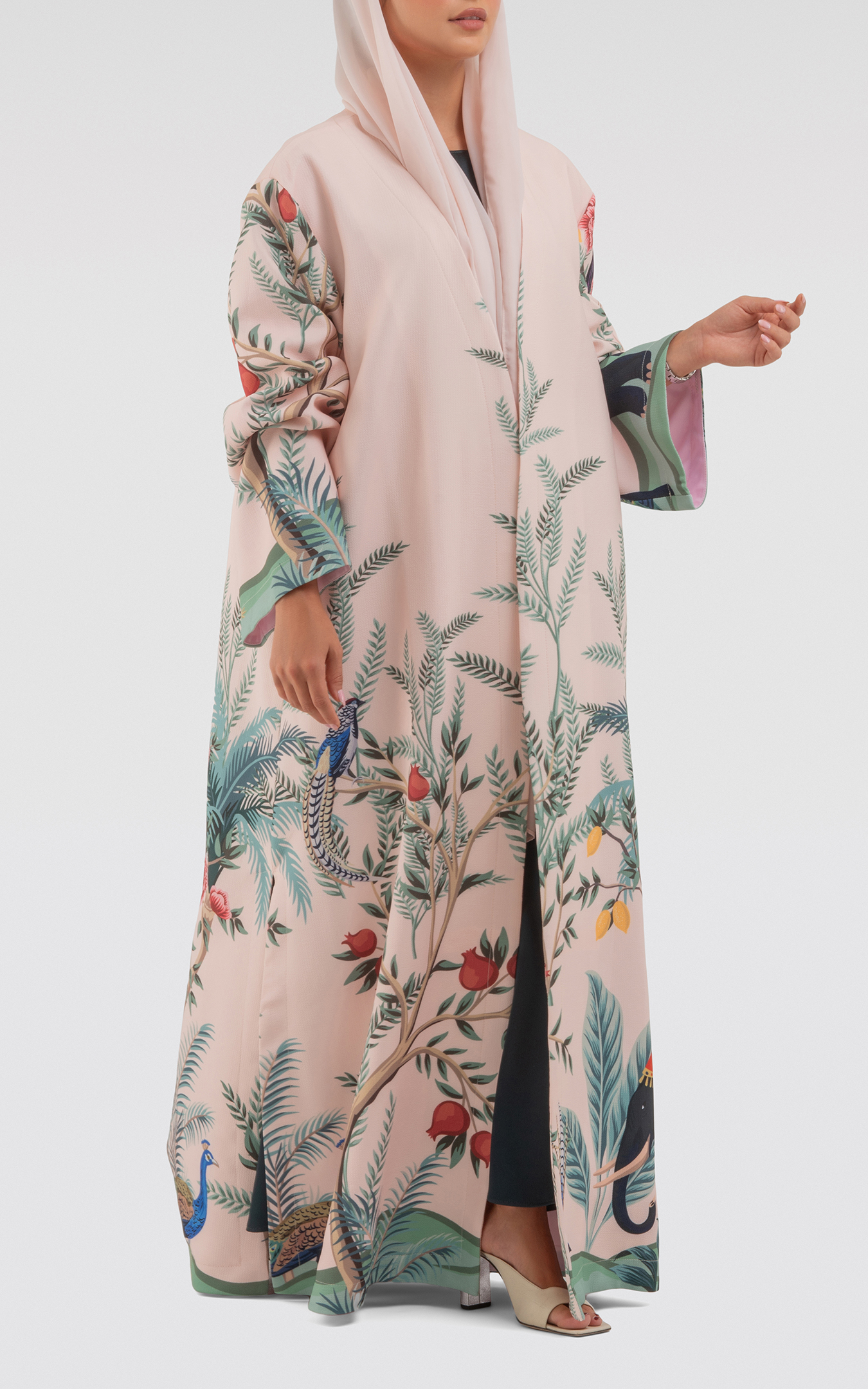 عباية وردية من Sound of Fabric بطبعة مستوحاة من حدائق الهند، تجمع بين الفخامة والفلكلور بأسلوب فني ناعم.