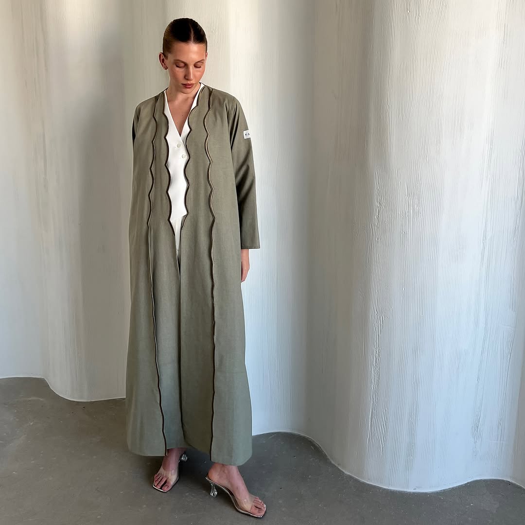 عباية Kajal Collection بطبقتين متموجتين وتصميم بسيط وناعم