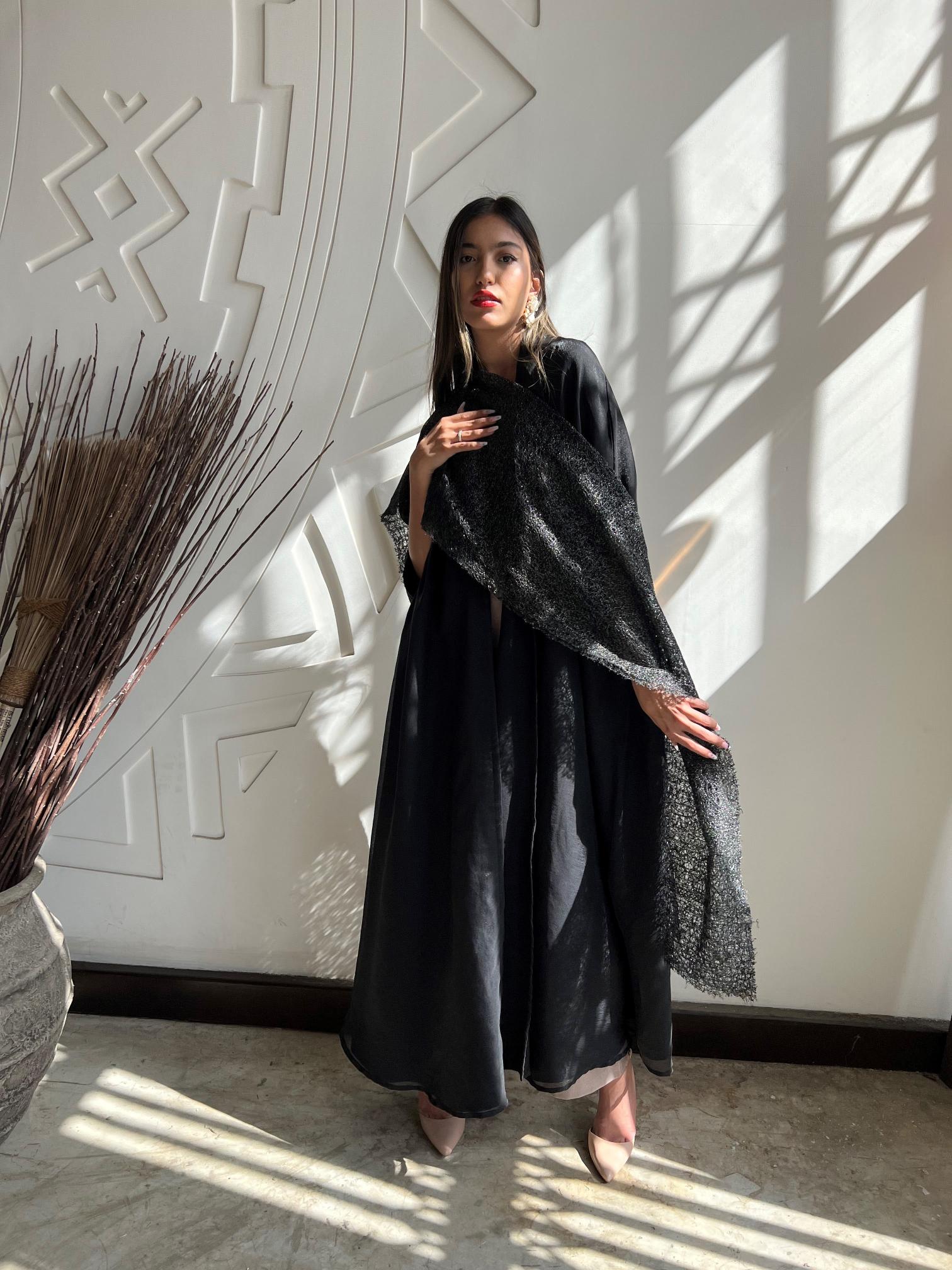 عباية Nour Aldhahri بتفصيلة شال مرفق توازن بين الغموض والأنوثة