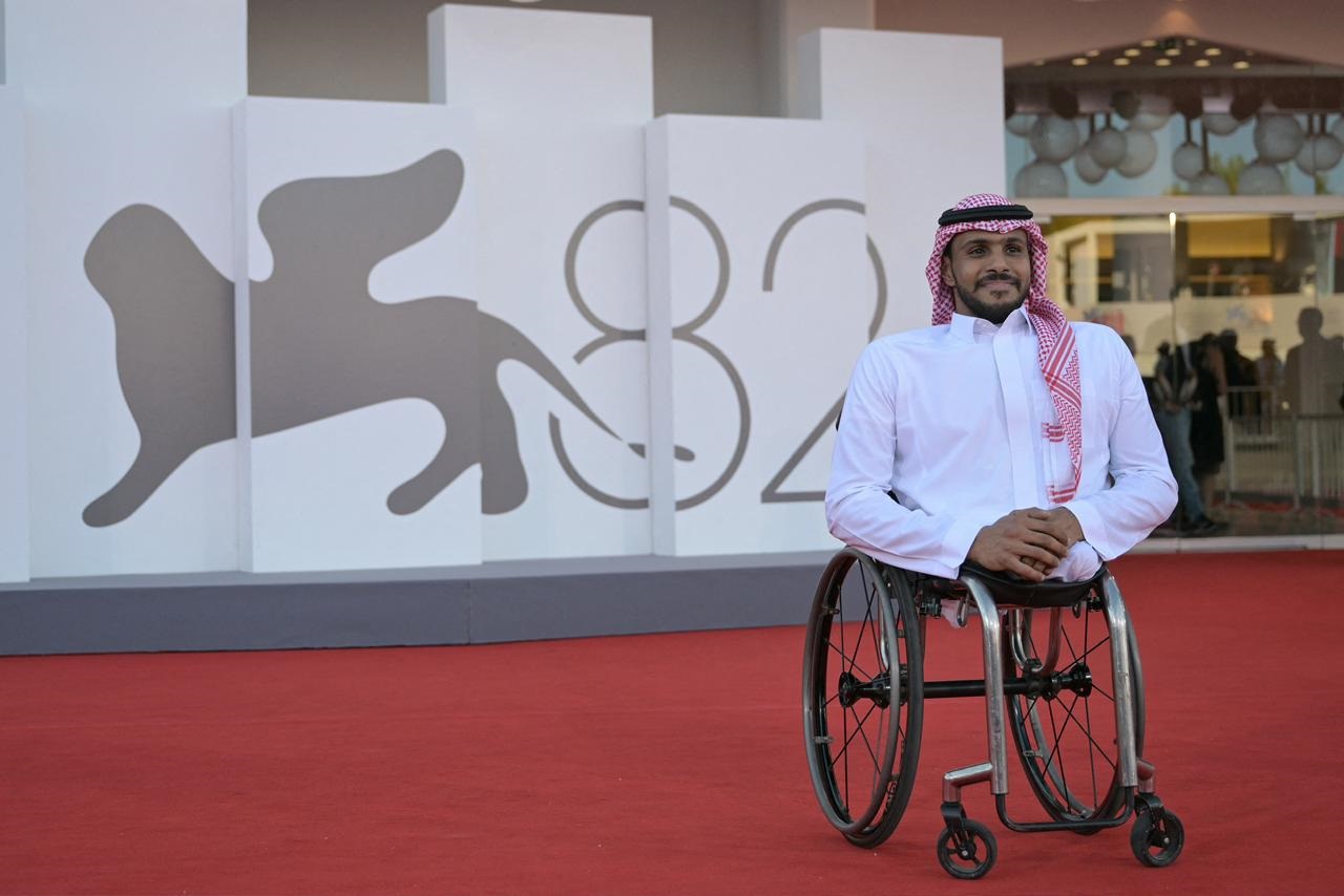 عبد الرحمن القرشي على السجادة الحمراء في مهرجان فينيسيا السينمائي 2025