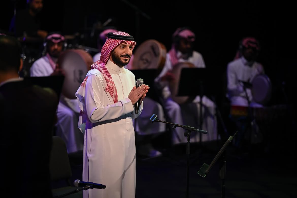 عبد العزيز المعنى على مسرح جامعة الأميرة نورة في الرياض تصوير ABDLRHMAN