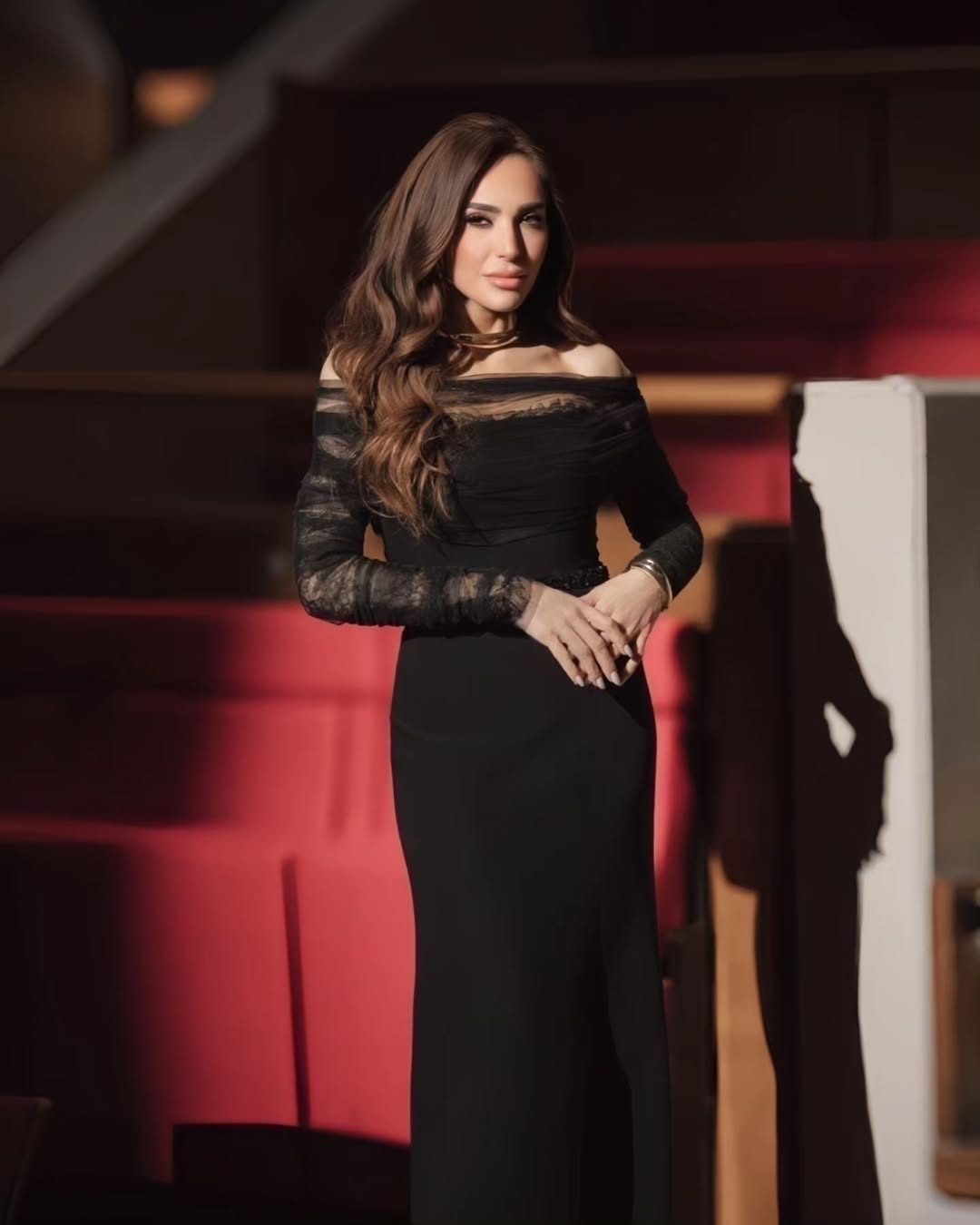 عبير بفستان سهرة باللون الأسود الموحد