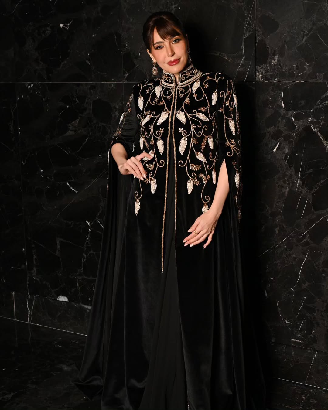  عبير نعمة بالعباية المخملية السوداء من تصميم  Edmond Moussallem
