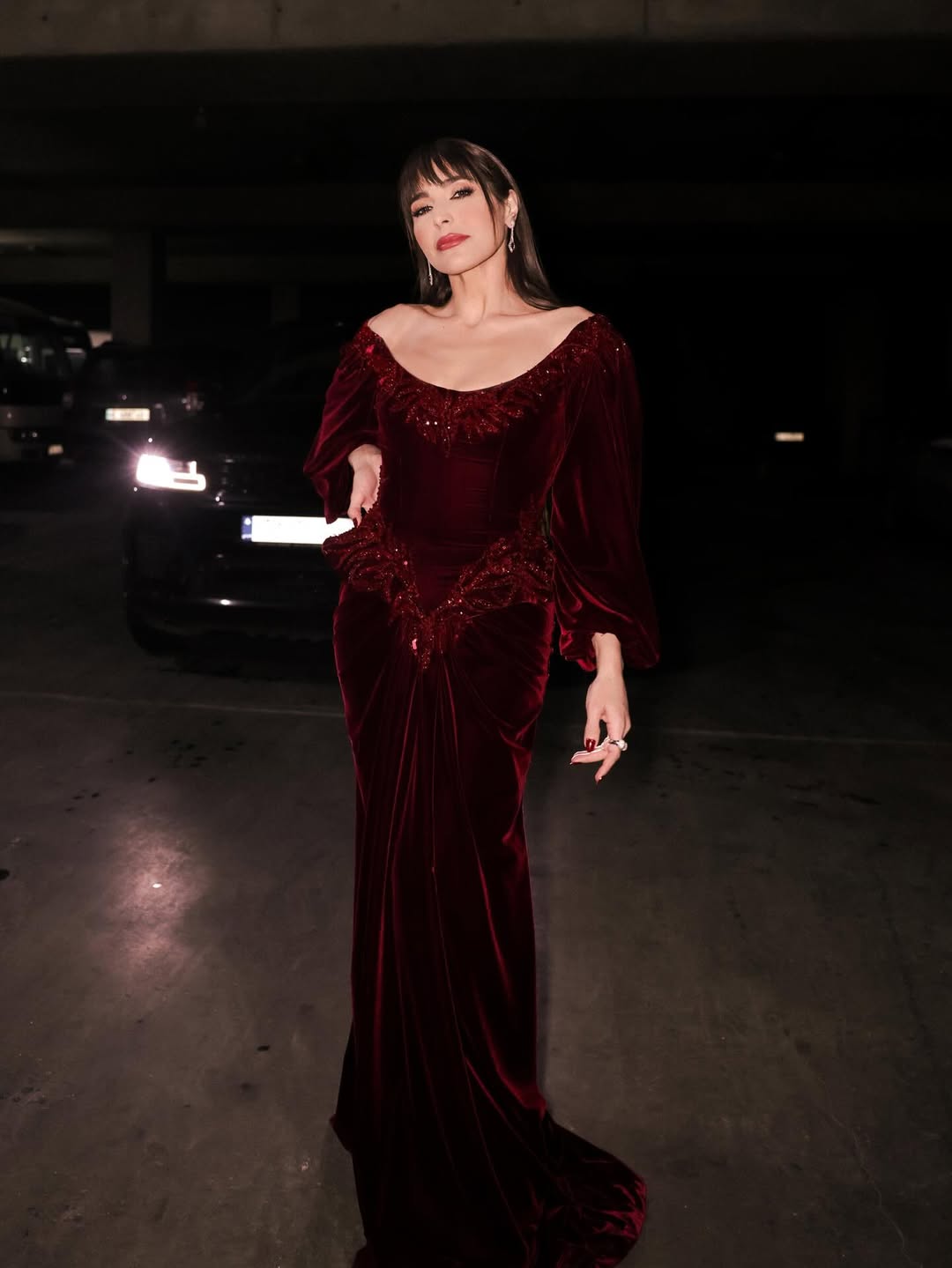 عبير نعمة بثوب طويل باللون البرغندي 