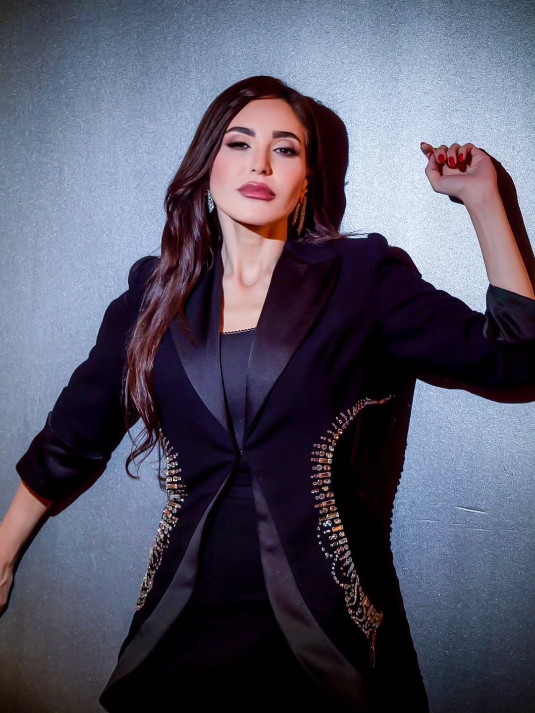 عبير نعمة بصيحة البدلة النسائية المرصعة باللون الأسود الموحد