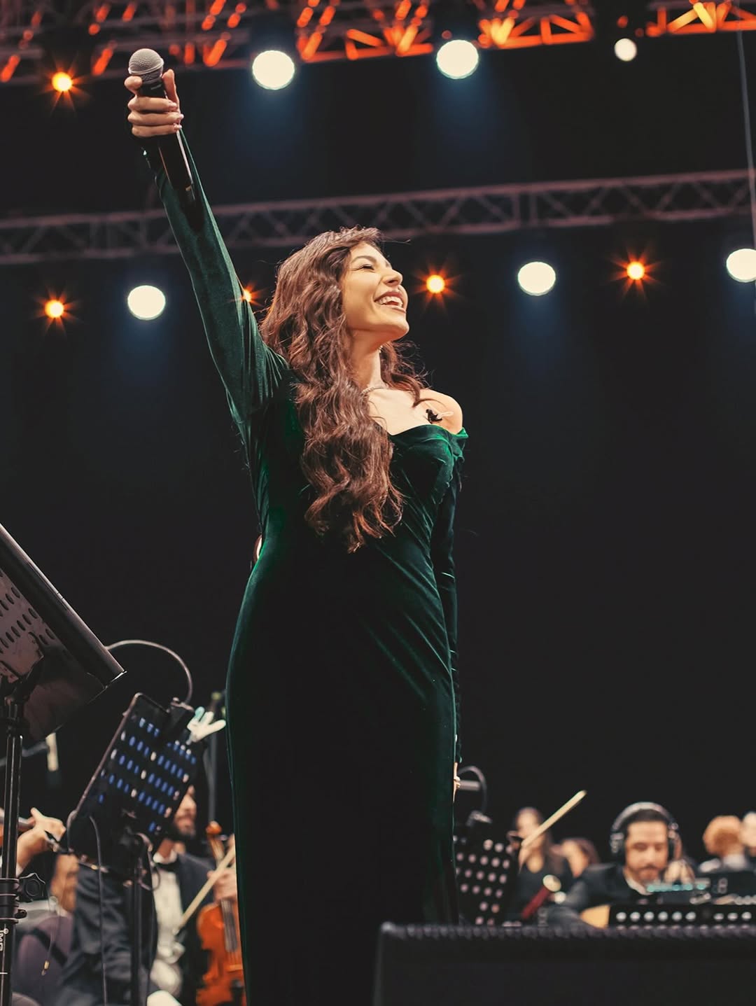 عبير نعمة بفستان بسيط باللون الأخضر الزمردي بقصة أوف شولدر