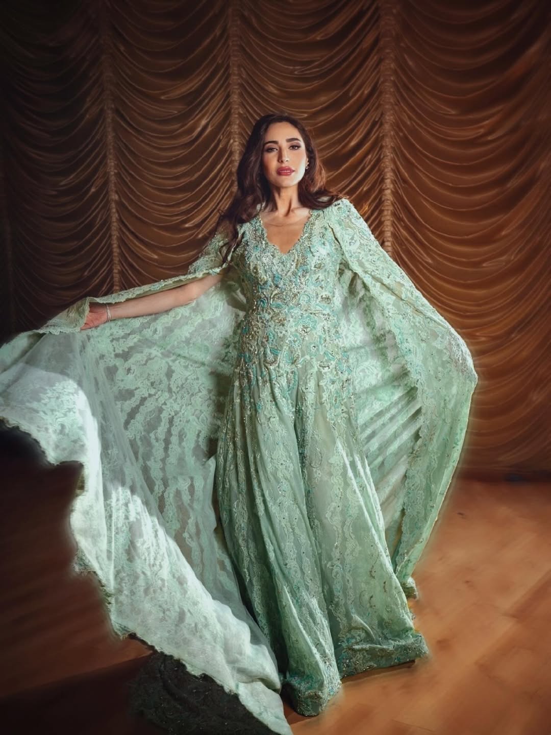 عبير نعمة بفستان طويل باللون الأخضر الشاحب