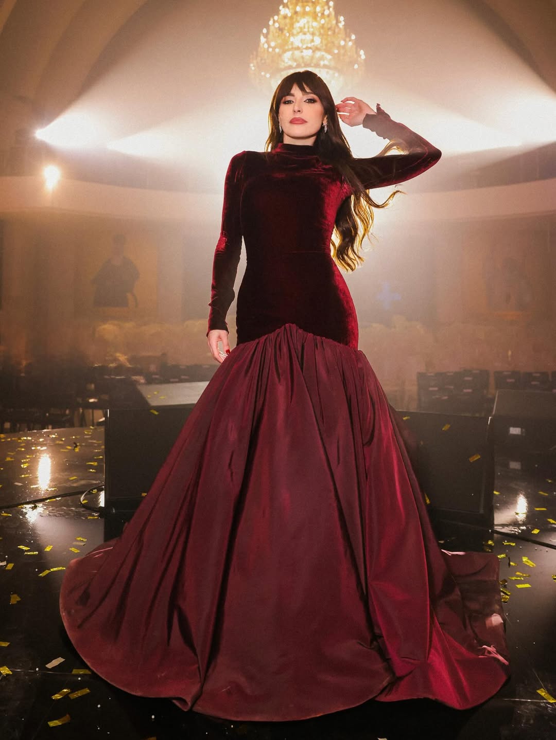 عبير نعمة ترتدي فستانا بنفس اللون البرغندي مصمم بأكمام طويلة