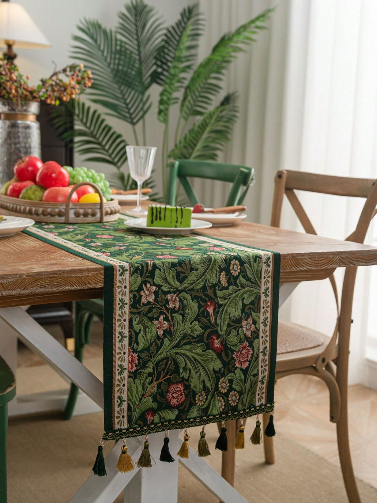 عداء منقوش مميز التصميم يزين طاولة الطعام