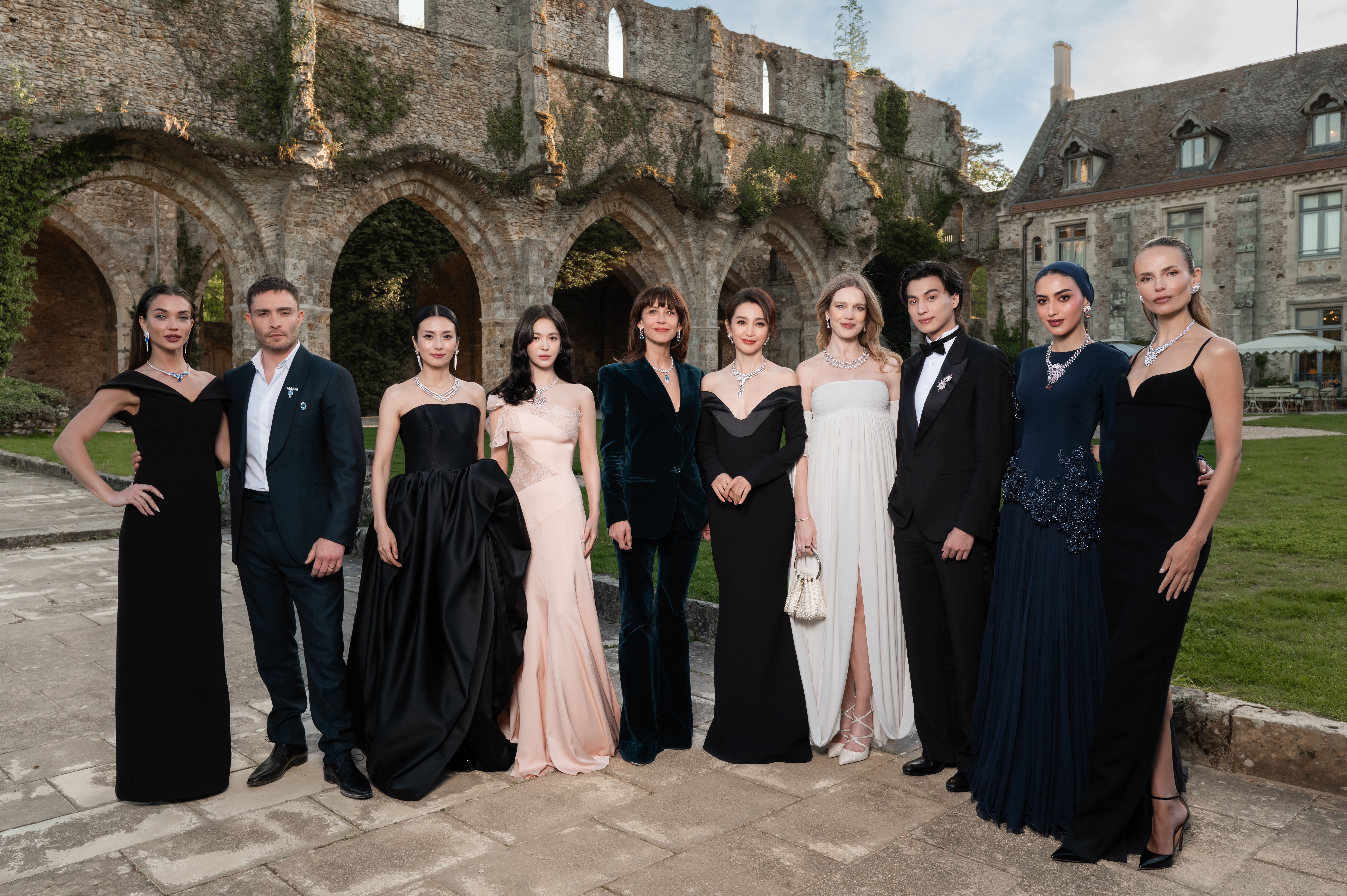 عدد كبير من الأصدقاء والشخصيات المقرّبة من دار شوميه