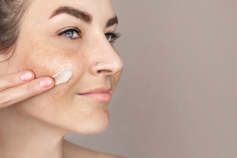 عدم الترطيب من الأخطاء الشائعة التي تقع فيها النساء عند محاولة علاج الكلف شتاءً