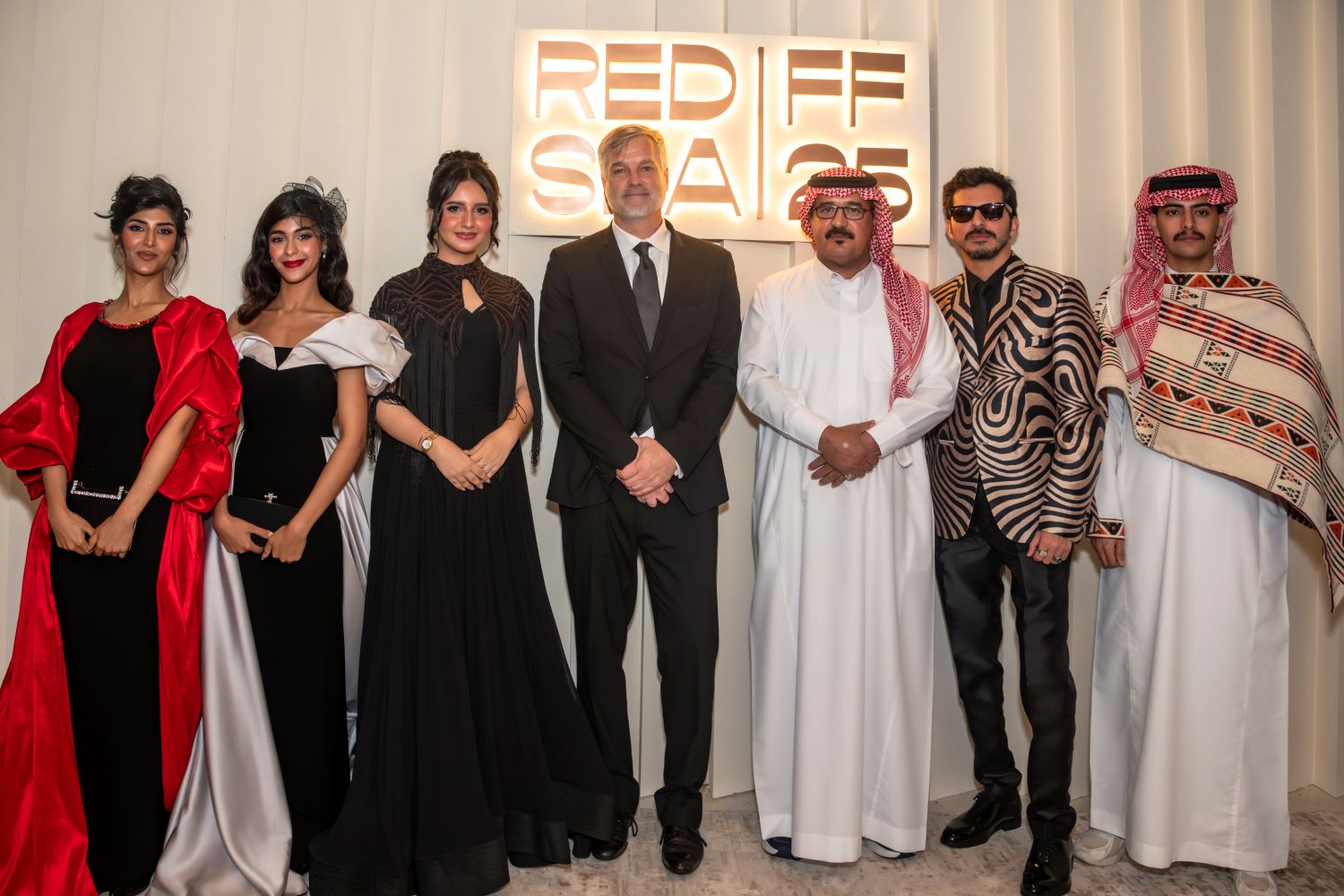 عذوب العتيبي مع فريق عمل فيلم المجهولة في مهرجان البحر الأحمر