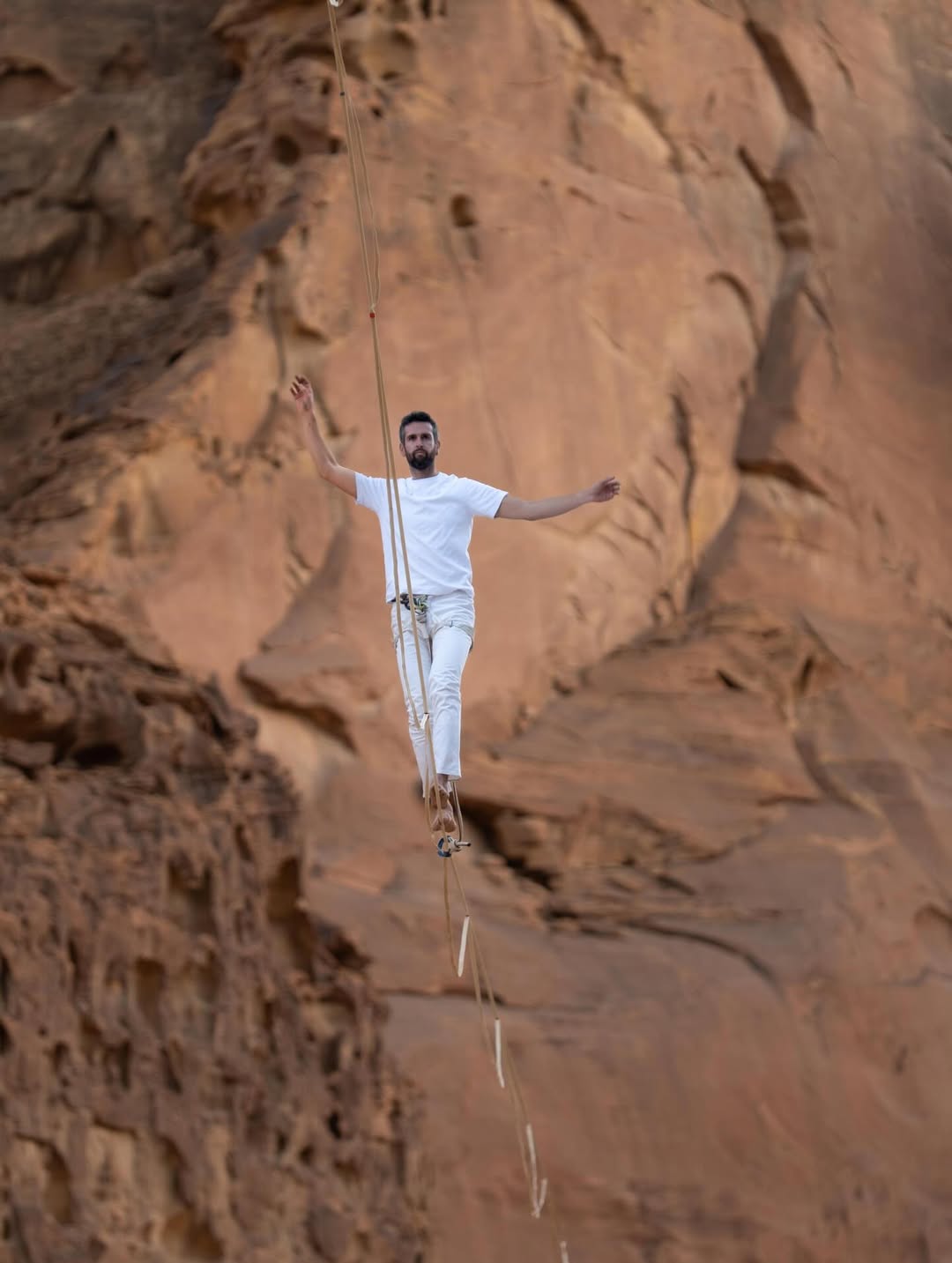 عرض أدائي جريء يحتفي بالشجاعة والثقة ضمن فعاليات فيلا الحجر بالعُلا.