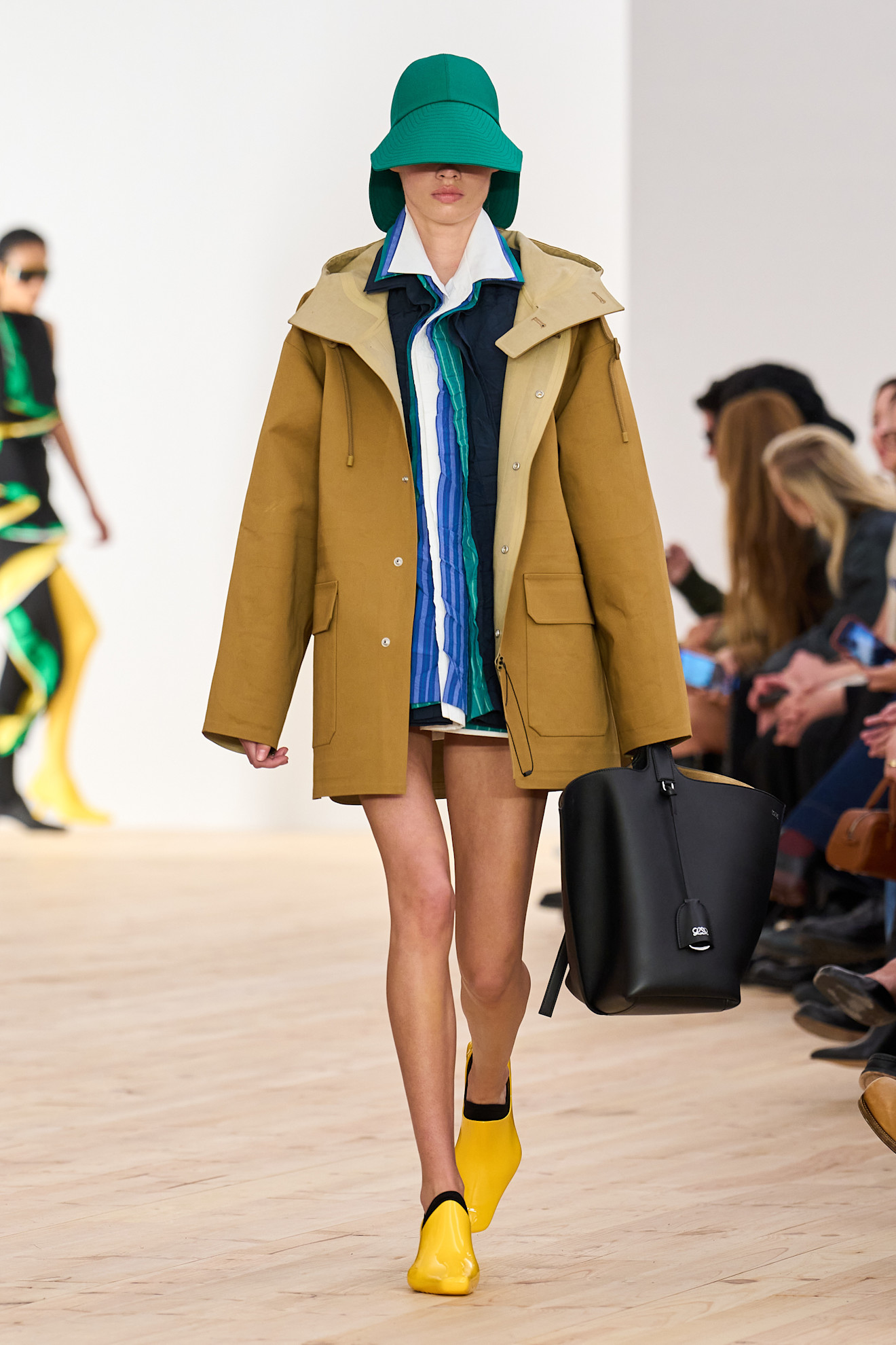 عرض الأزياء الجاهزة من Loewe لربيع وصيف 2026