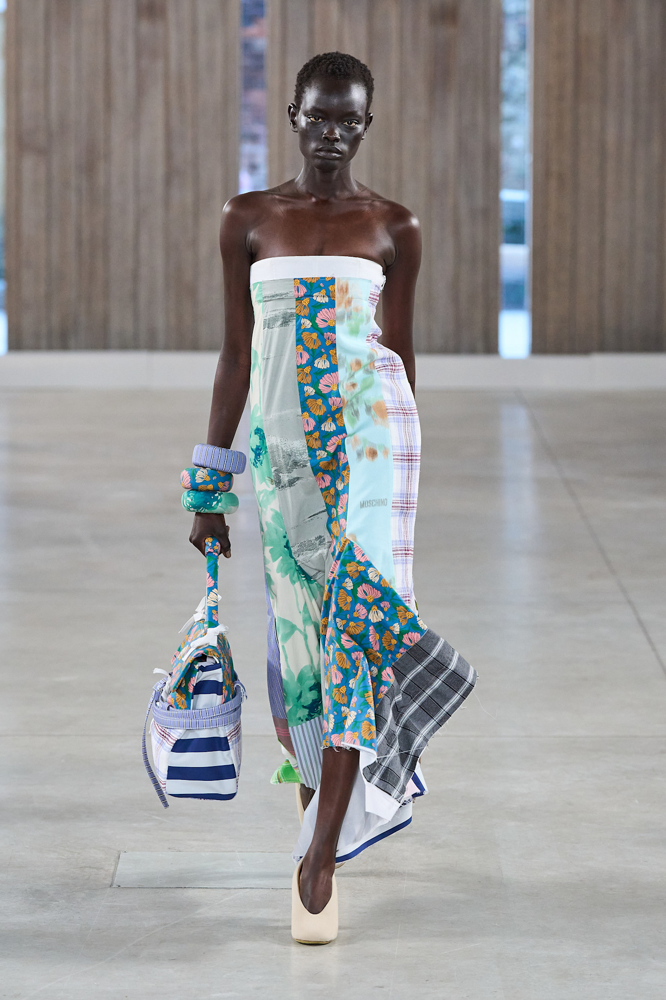 عرض الأزياء الجاهزة من Moschino لربيع وصيف 2026