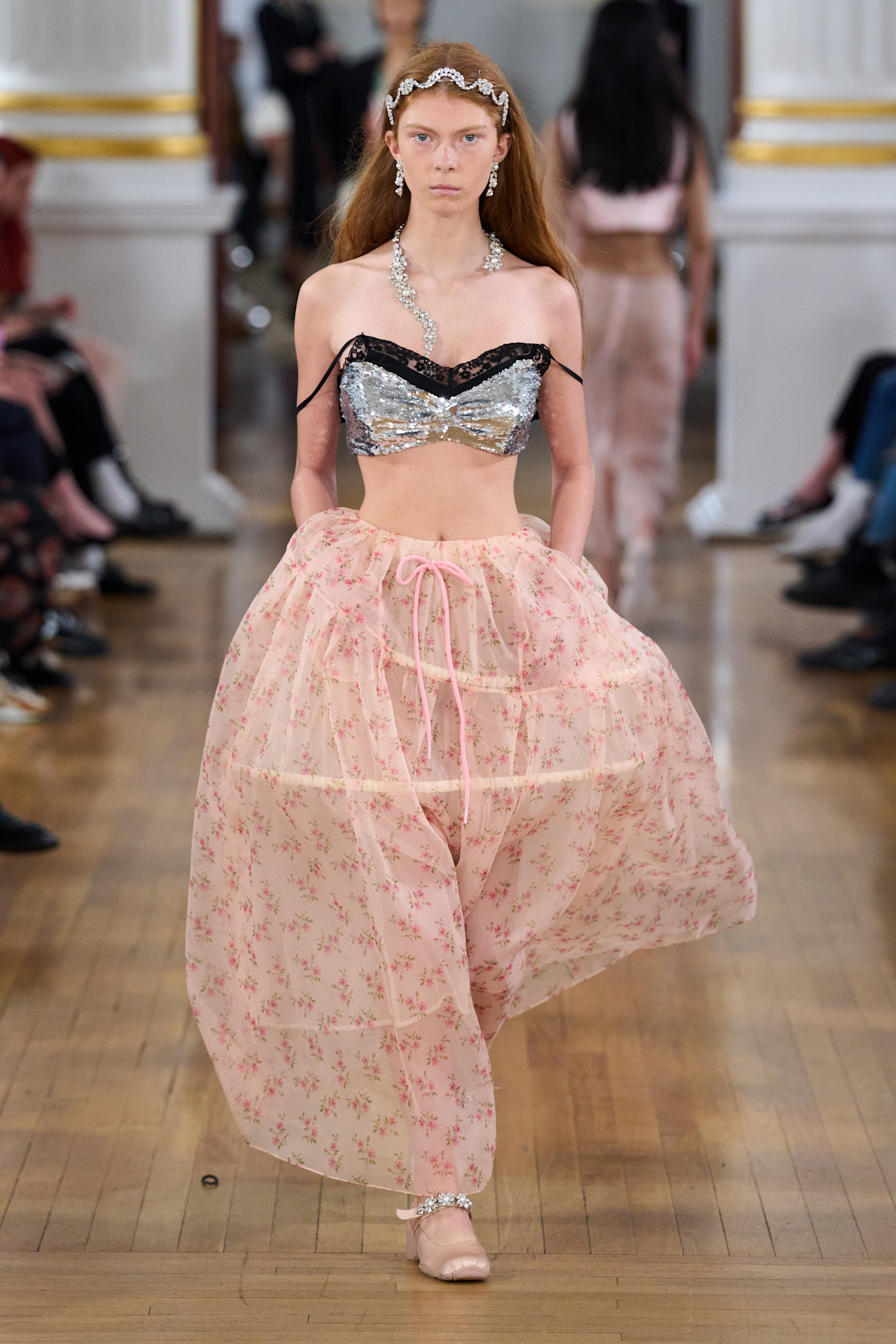 عرض الأزياء الجاهزة من Simone Rocha لربيع وصيف 2026