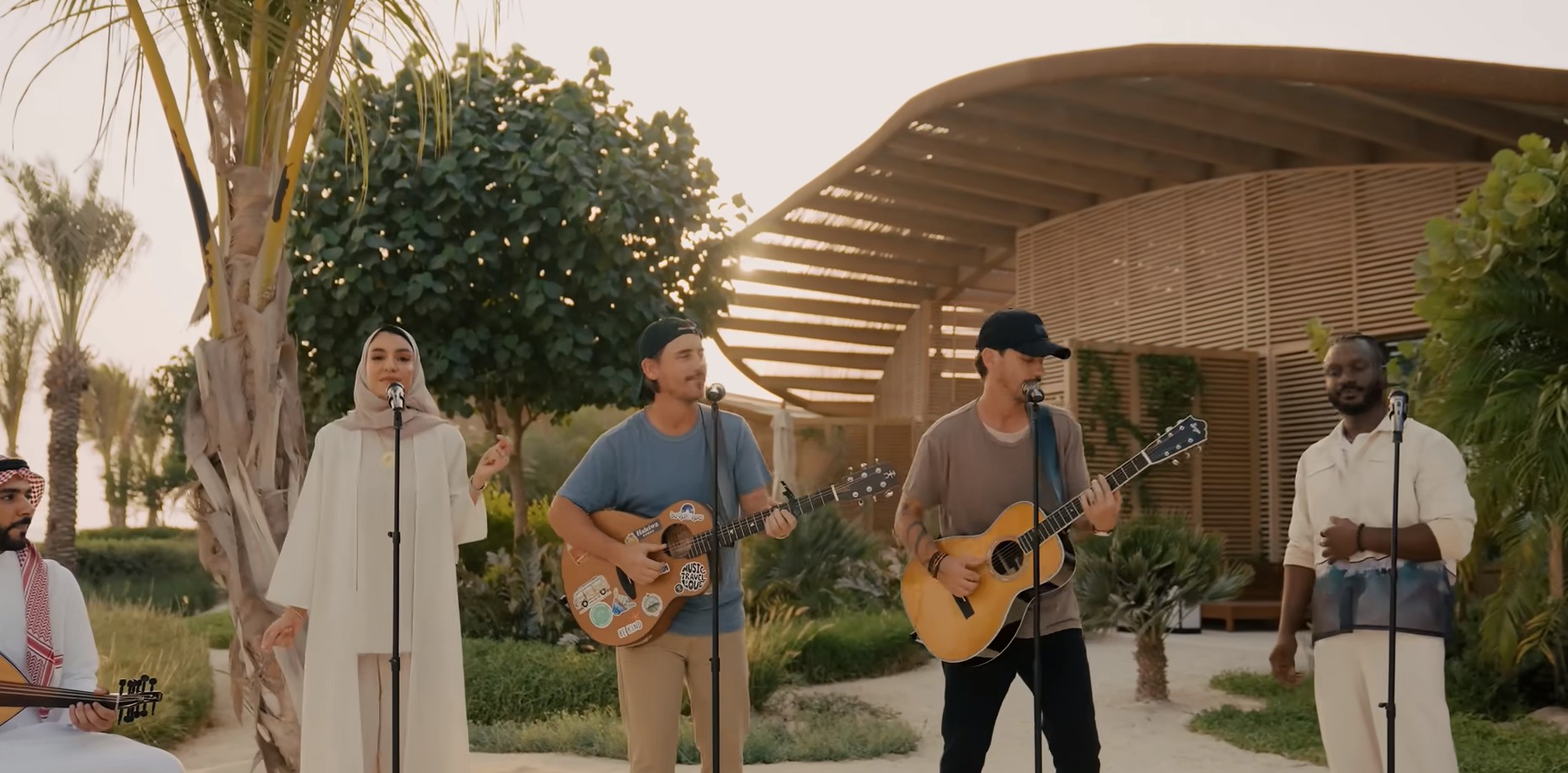 تناغم موسيقي عالمي على شاطئ البحر الأحمر… Music Travel Love يشعل أجواء شورى بأداء حي يلامس القلوب.