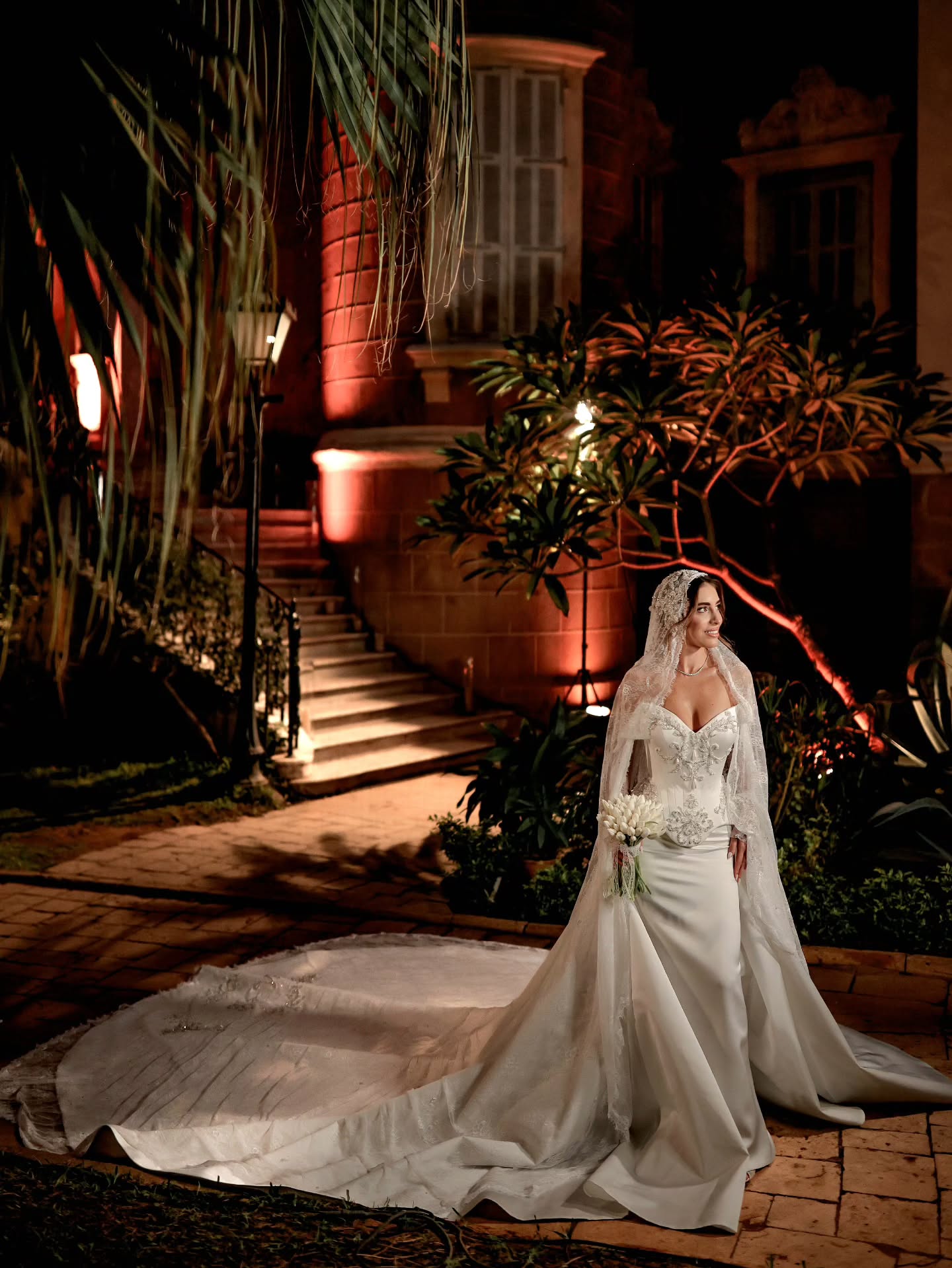 عروس بفستان زفاف من المصمم صادق ماجد والطرحة مميزة