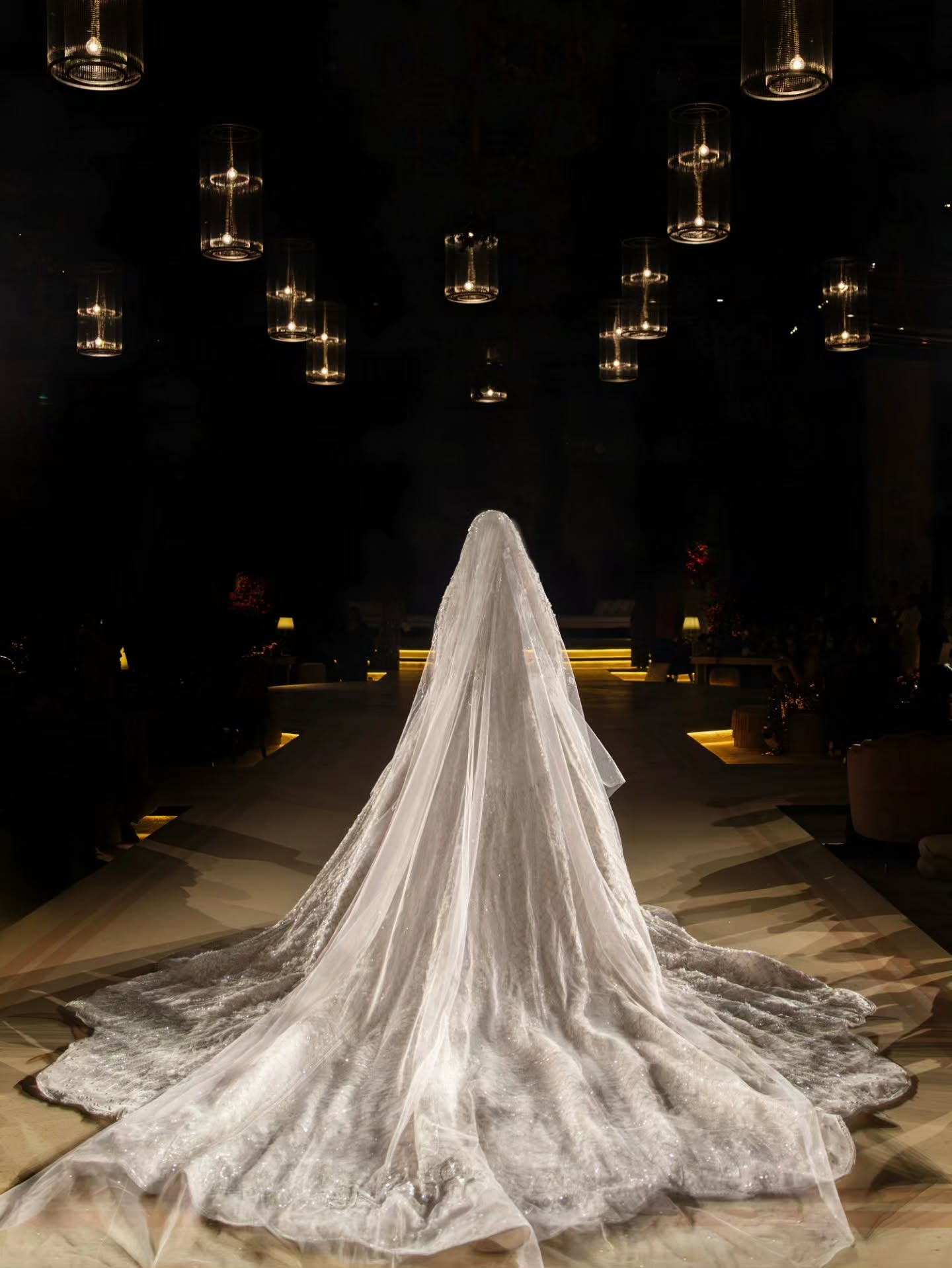 عروس تكاملت إطلالتها بكل فخامة ورقي بفستان وطرحة من michael5inco