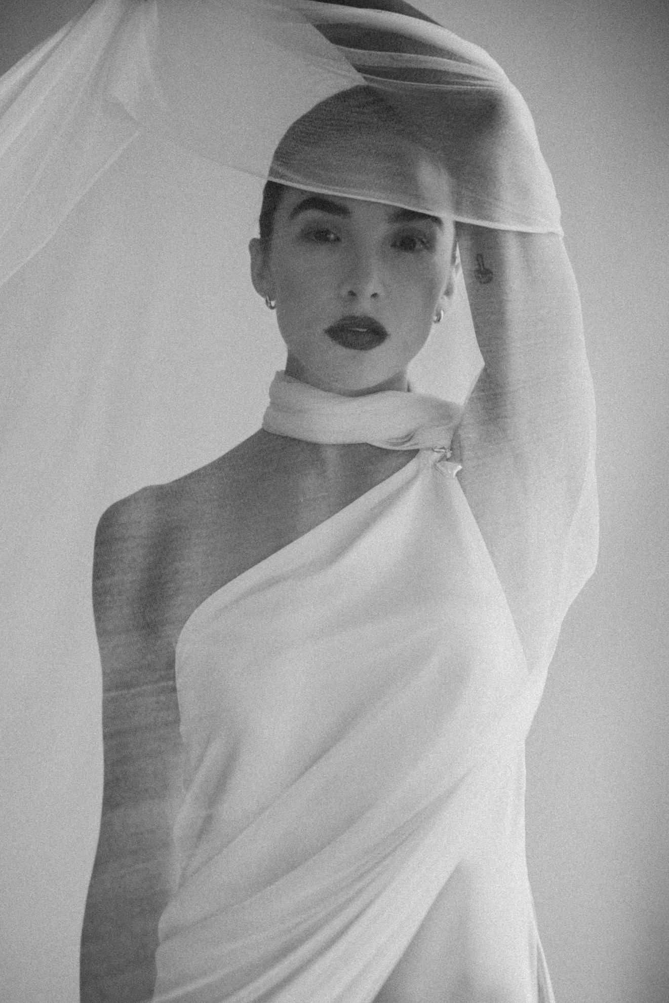 عروس دار OUMA بالكتف الواحد