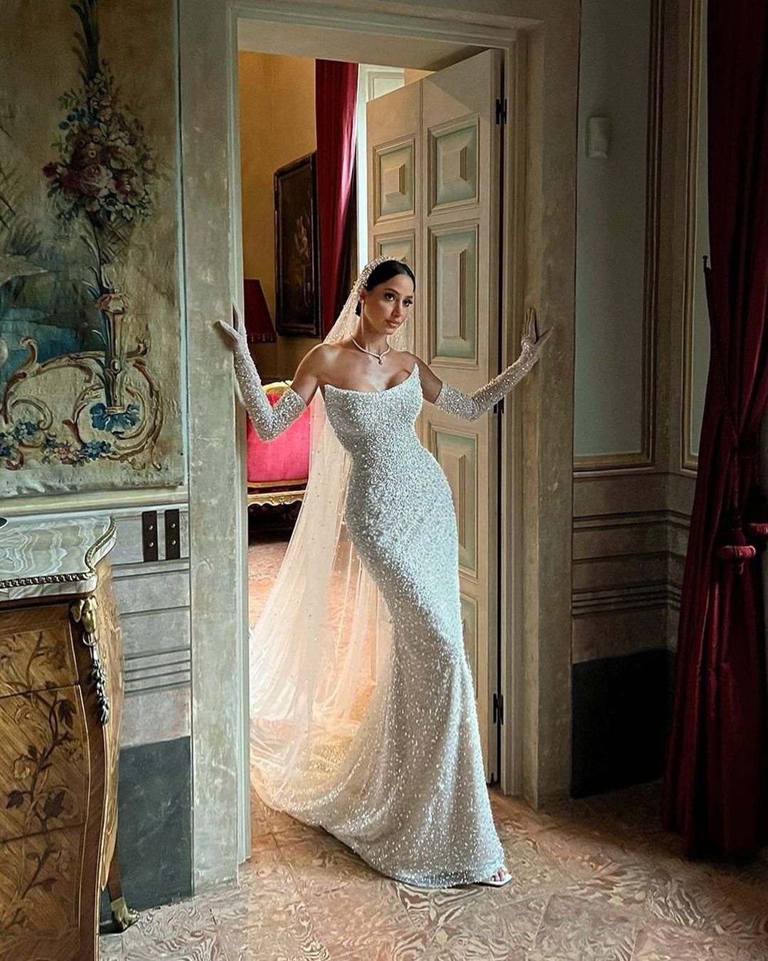 عروس وسيم مرقص بتسريحة الرفع الأنيقة