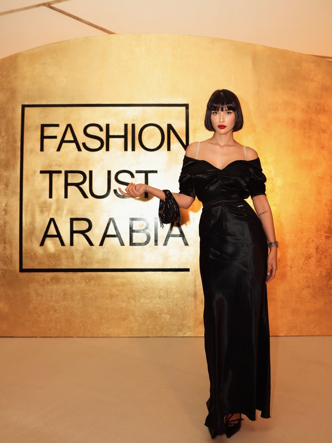 عزة سليمان بصيحة الحرير الأسود بستايل فستان أوف شولدر بأكمام قصيرة