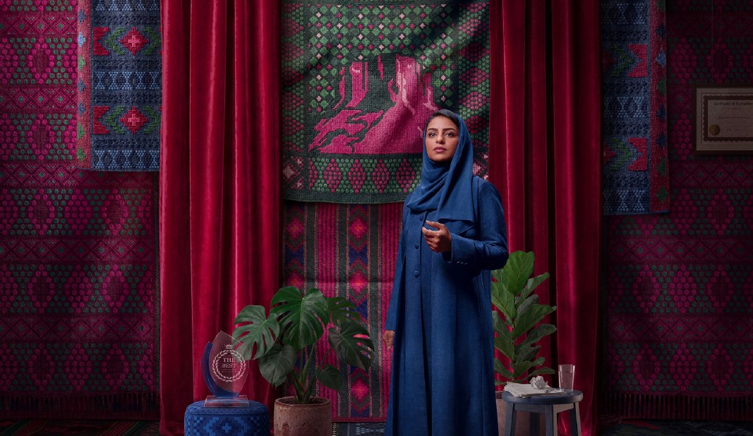 عزنا بهمتنا.. يعبر هذا الرمز عن قيمة الهمة في الثقافة من خلال استخدام قمة جبل طويق والأبواب النجدية