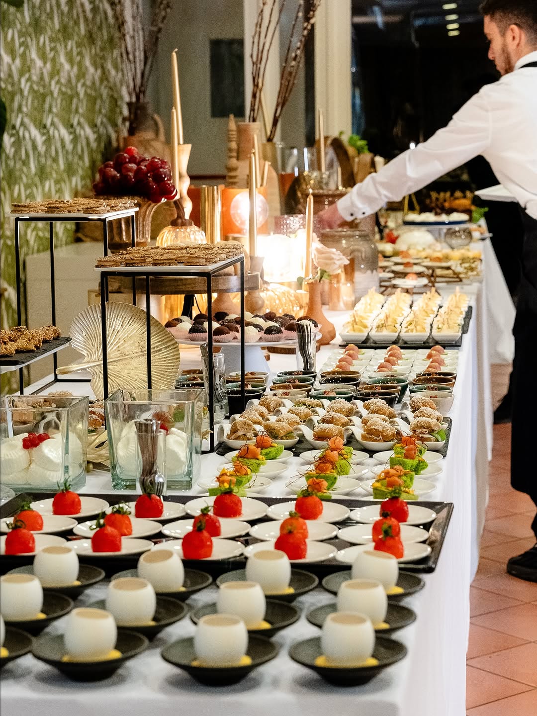 عشاء بأسلوب البوفيه من صفحة Sorrento Wedding Catering