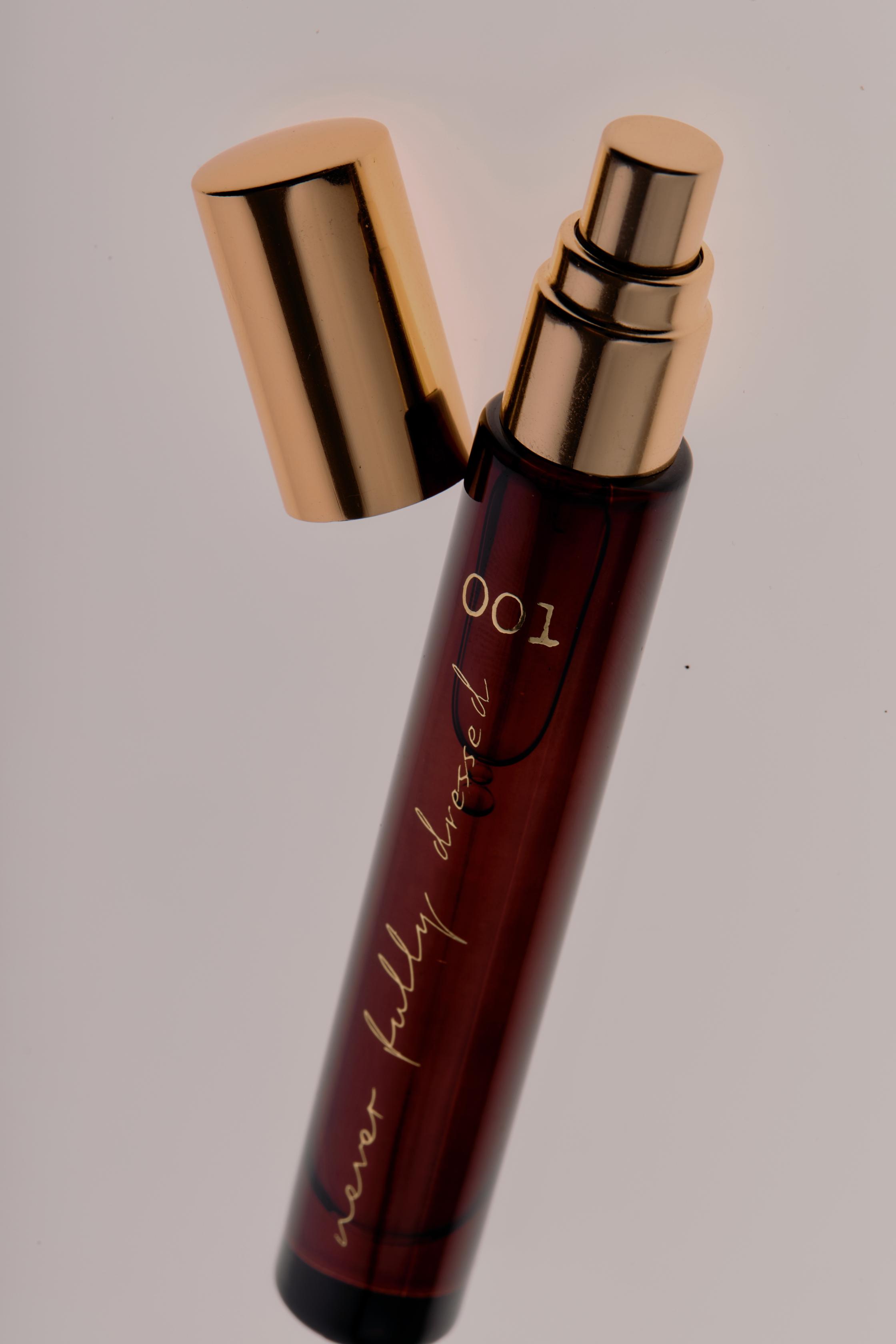 عطر 001 - عطر ليلي مكثّف لعاشقات الجمال والأناقة من علامة نيفر فولي دريسد