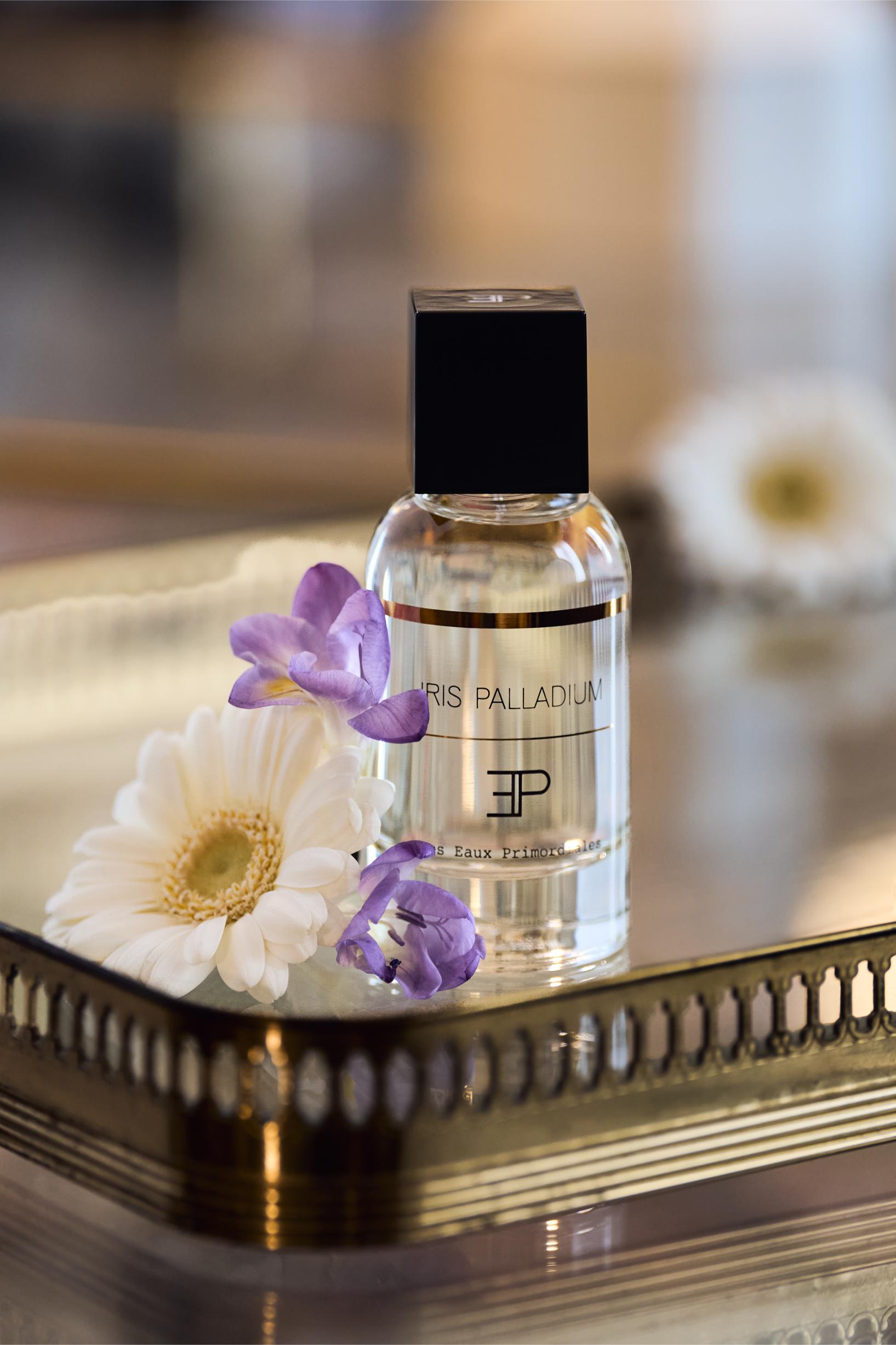 عطر IRIS PALLADIUM بمزيجٍ من الأزهار والمعادن الثمينة من علامة Carolina Herrera