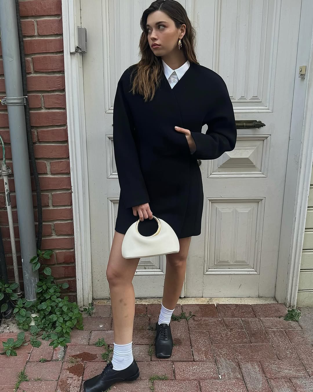 عفراء إطلالة بالأبيض والأسود بستايل الفستان القصير